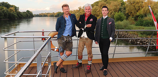 Sky Moderator Gregor Teicher, Moderator und Designer Frederic Meisner und Top-Model Romarico de Negro zeigten die Trachen von Frederic Meisner Couture vor der &bdquo;SHOWCASE NIGHT&ldquo; mit SARAH LAUX auf der MS Joy am 22.08.2020 (&copy;Foto: Martin Schmitz)